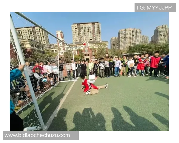 足球场上的英雄与梦想 童心与球技共舞 点燃未来的希望与激情